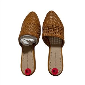 Adrienne Vittadini Lizzi Woven Mule in Tan. Size 10
